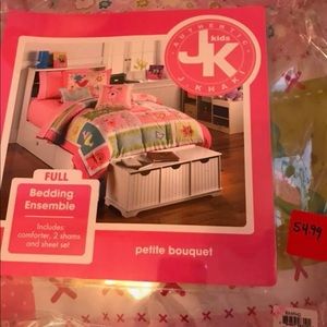 Comforter set. Used once as decor in my lil 🧒room